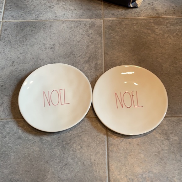 Rae dunn set 2 noel dinner plates - Picture 1 of 2